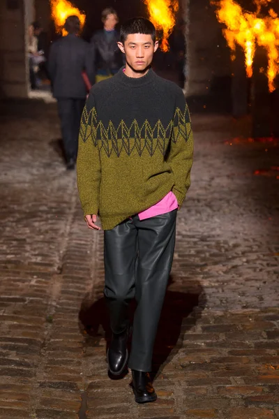 Look 19